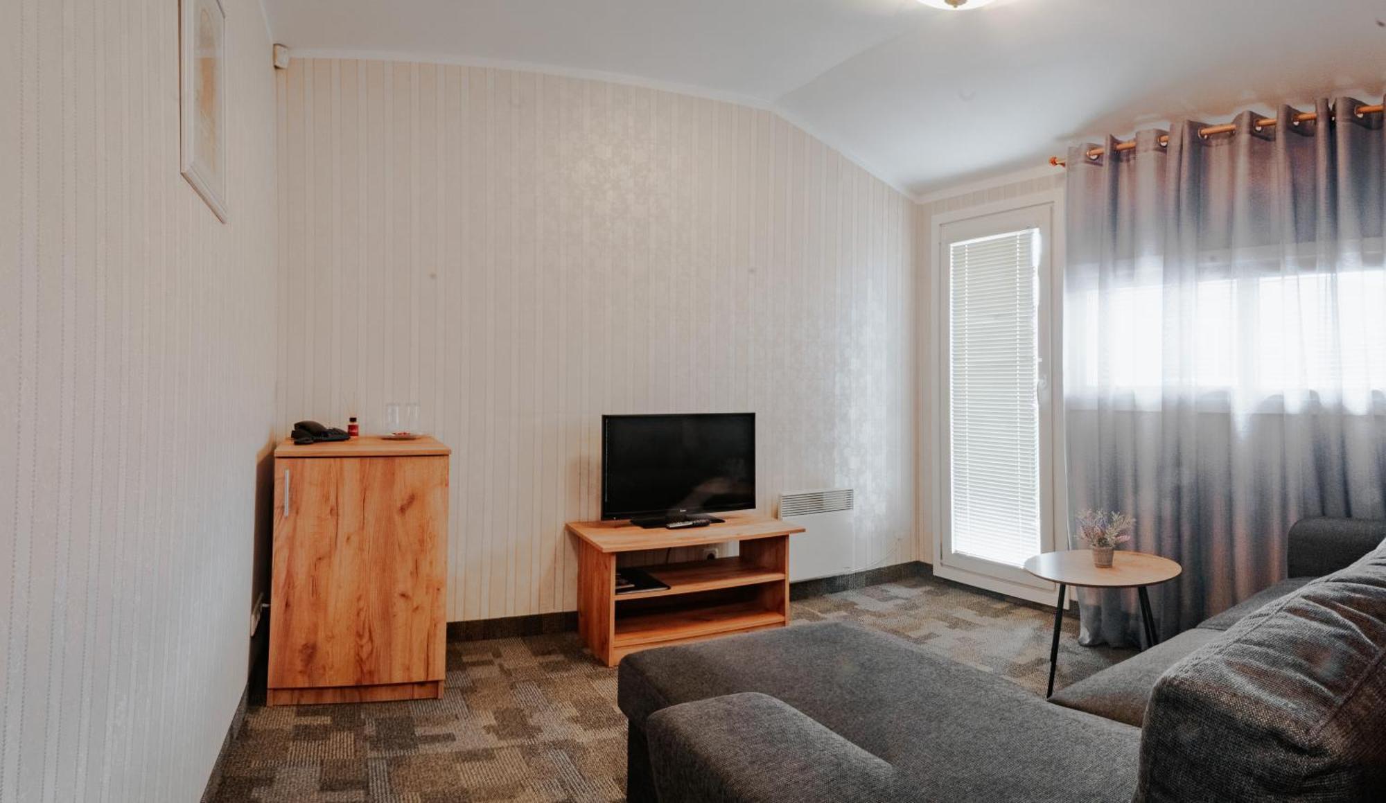 Hotell Wironia Johvi Bagian luar foto